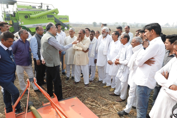 ./writereaddata/CImages/15 Dr Likhi interacting with farmers on crop residue management.JPG